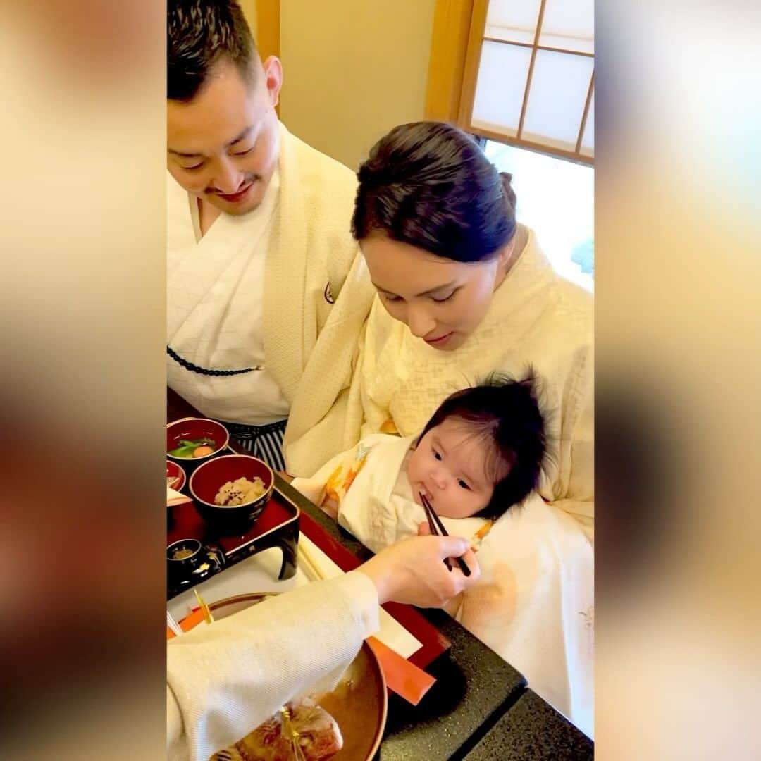 mizukiのインスタグラム：「👼 姫芽が口につけたものを最初 に食べたいとお母さんにアーン して食べさせてもらう旦那😂 ほんまおもろすぎww 何回やんねんww  #お宮参り #お食い初め #100日祝い  #着物 #赤ちゃん #成田山 #家族  #mama #baby #kimono #family」