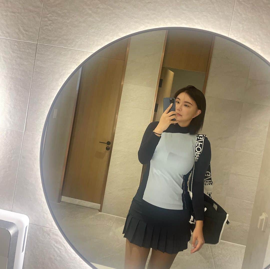 リュ・ジヘのインスタグラム：「핑쿠겅듀랑 라운딩⛳️  #골프 #골프스타그램 #PRGR #중부cc」