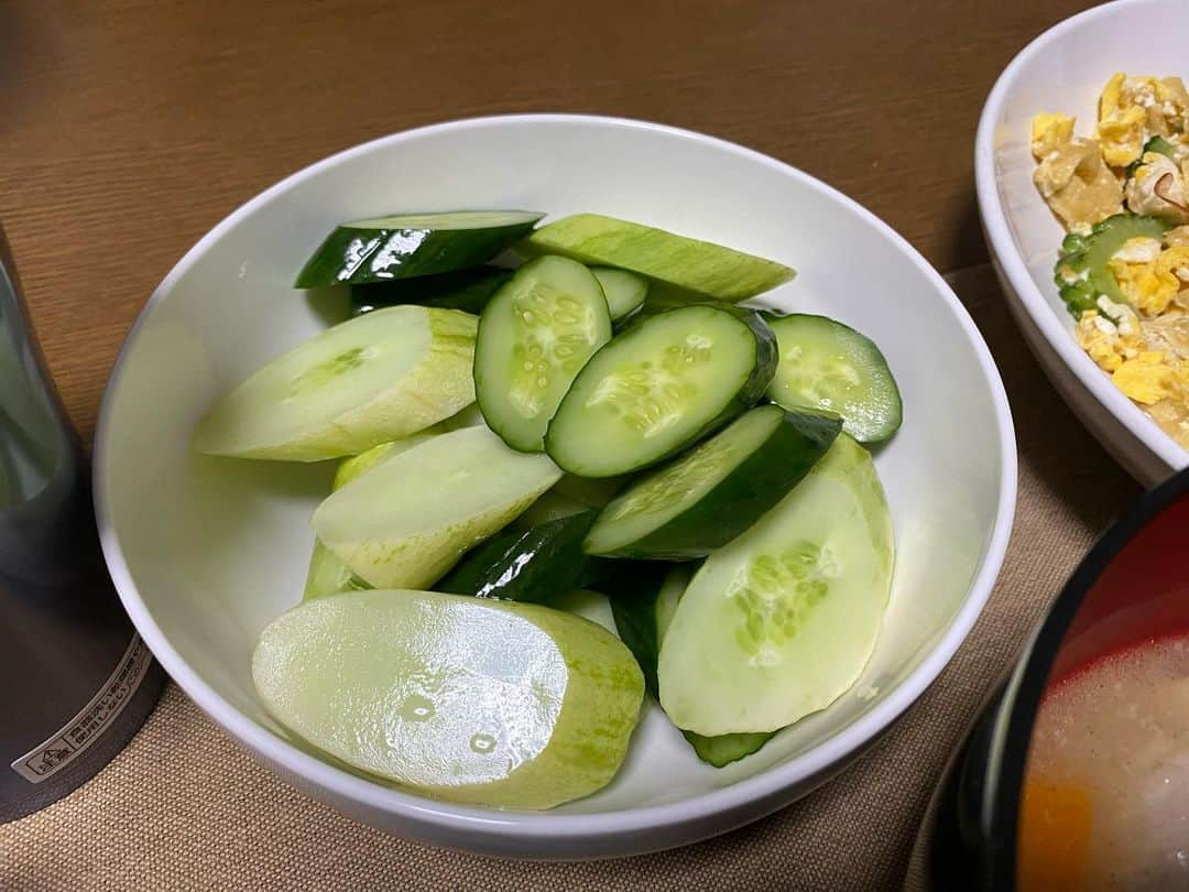 大河壮太さんのインスタグラム写真 - (大河壮太Instagram)「夕ご飯  モツ煮、ゴーヤチャンプルー、きゅうりの浅漬け  モツ煮は圧力鍋で柔らかくして豚汁ぐらいあっさりと 豚小腸300円 大根50円 にんじん50円 豆腐40円 こんにゃく60円  ゴーヤチャンプルー ゴーヤは坪沼の農家さんからのいただきもの 油揚げは冷凍保存してたやつ 豆腐はモツ煮用から拝借 卵は冷蔵庫にあった最後2つ  きゅうりの浅漬け きゅうり、坪沼の農家さんからのいただきもの  #夫婦飯 #宮城 #移住 #お野菜太郎 #坪沼 #仙台坪沼 #坪沼野菜」7月31日 10時10分 - 0831taro