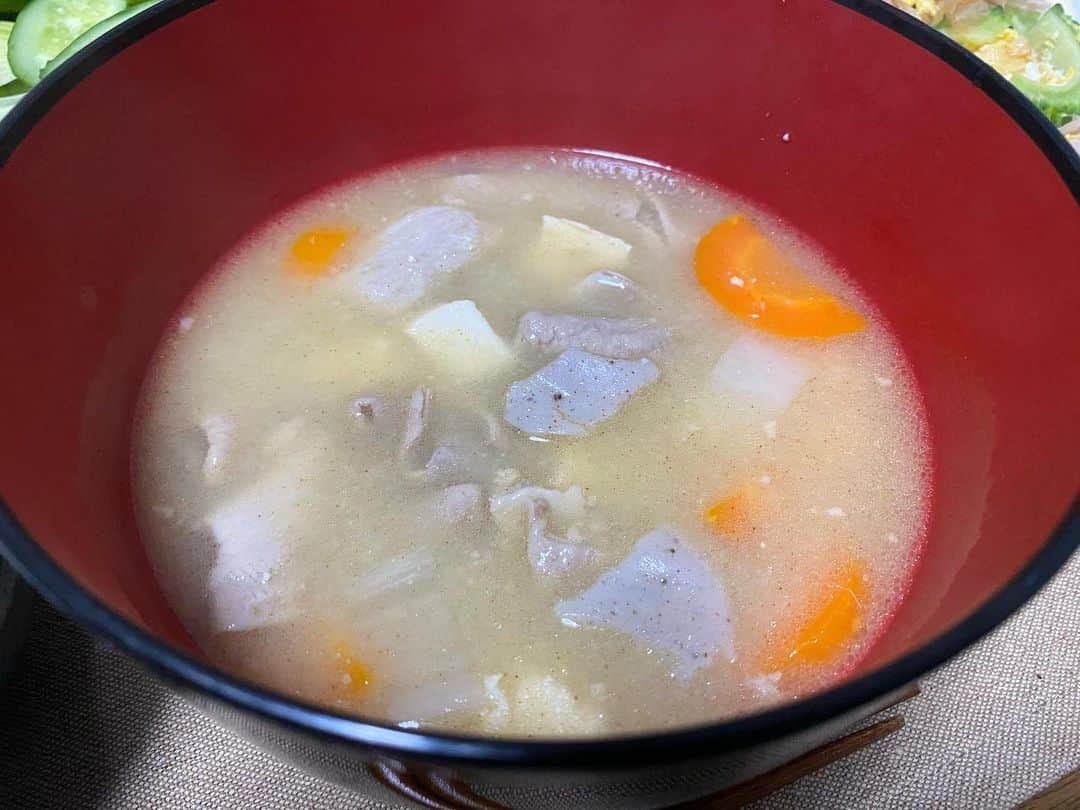 大河壮太さんのインスタグラム写真 - (大河壮太Instagram)「夕ご飯  モツ煮、ゴーヤチャンプルー、きゅうりの浅漬け  モツ煮は圧力鍋で柔らかくして豚汁ぐらいあっさりと 豚小腸300円 大根50円 にんじん50円 豆腐40円 こんにゃく60円  ゴーヤチャンプルー ゴーヤは坪沼の農家さんからのいただきもの 油揚げは冷凍保存してたやつ 豆腐はモツ煮用から拝借 卵は冷蔵庫にあった最後2つ  きゅうりの浅漬け きゅうり、坪沼の農家さんからのいただきもの  #夫婦飯 #宮城 #移住 #お野菜太郎 #坪沼 #仙台坪沼 #坪沼野菜」7月31日 10時10分 - 0831taro