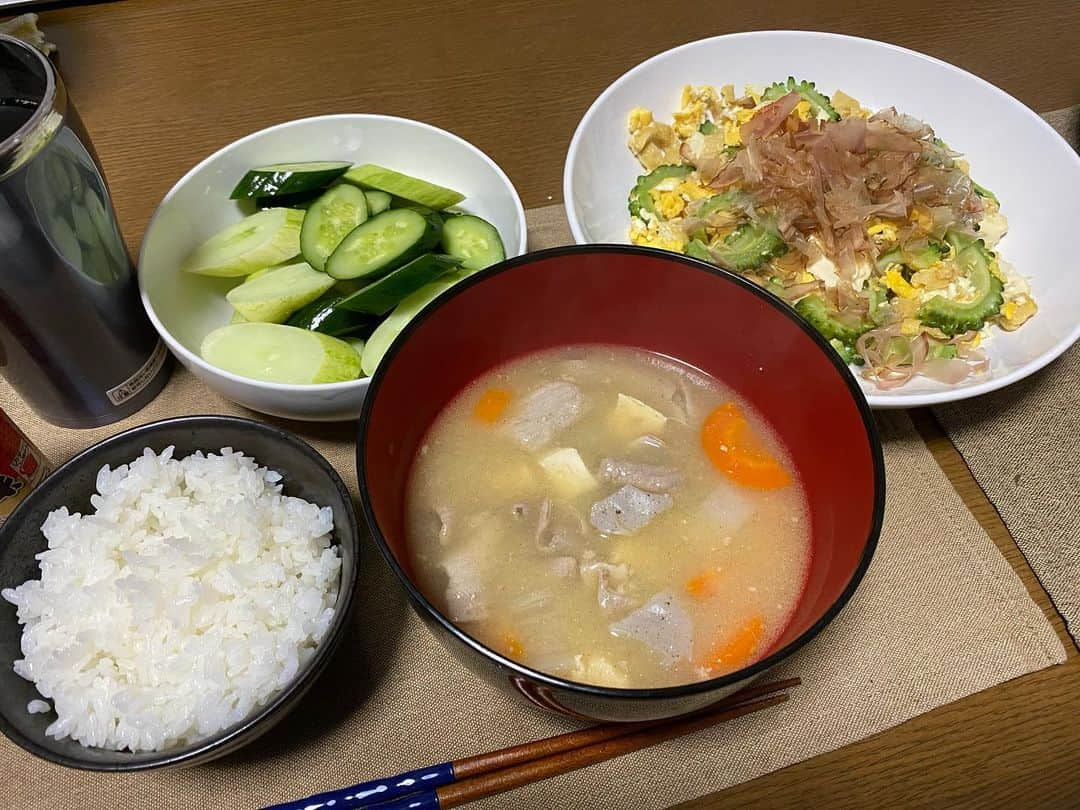 大河壮太のインスタグラム：「夕ご飯  モツ煮、ゴーヤチャンプルー、きゅうりの浅漬け  モツ煮は圧力鍋で柔らかくして豚汁ぐらいあっさりと 豚小腸300円 大根50円 にんじん50円 豆腐40円 こんにゃく60円  ゴーヤチャンプルー ゴーヤは坪沼の農家さんからのいただきもの 油揚げは冷凍保存してたやつ 豆腐はモツ煮用から拝借 卵は冷蔵庫にあった最後2つ  きゅうりの浅漬け きゅうり、坪沼の農家さんからのいただきもの  #夫婦飯 #宮城 #移住 #お野菜太郎 #坪沼 #仙台坪沼 #坪沼野菜」