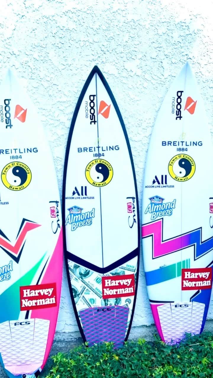 サリー・フィッツギボンズのインスタグラム：「Working with my team @tandcsurf and shaper @gpangsurf to get the magic boards under foot…these are the CMG-1 and new MPro-2 models.  Ready to take the energy, creativity and passion that goes into making these surfboards out in the water with me 🙏🏼 🌊  @tcsurfboards」