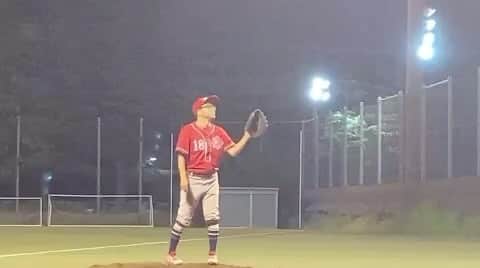 西寺郷太のインスタグラム：「#郷太通算勝敗 411試合 211勝112敗  久しぶりの完投勝利。木曜日午前中、土曜日早朝に続く日曜日ナイター。今週四日間で３回目の登板…！  ナイターがともかく楽しかった…。涼しいし、いつもより皆元気だし。試合は矢野テクノポリス時代から縁のある強豪三茶タイガース。一月の神宮外苑ではボロ負けしてたけど、ヒリヒリした接戦で6対５で勝利！  三振もいくつかとれたし、ピッチング緊張感もあり良かった。  試合の後、いつもは朝だからだいたい普通に解散するんだけど（たまに昼ごはんは食べる）、昨日は有志で飲みに行く約束してたので後半どきどきだった。勝って乾杯するイメージに酔ってたら、試合中もなんだかすでにご機嫌で。  夕方までは曲作りしてました。ひとつオーダーがあって。いい感じなんだけど、ふたつの方向性で悩んでます。オーダーからズレる曲も出来てしまうあるある。どちらにせよ、うまくいくはず。今週は「信州いいやまノーナ・フェス」と渋谷HMV record shop で新しい個展がはじまります。  会いに来てくださいね^ ^。」