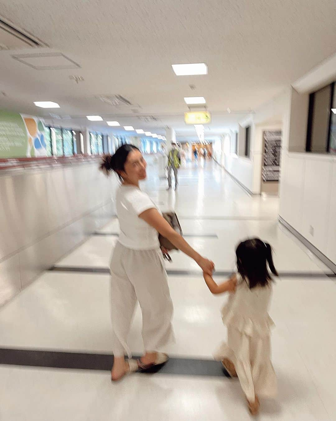 MayaTさんのインスタグラム写真 - (MayaTInstagram)「The day we picked up someone special at the airport😉   I have so much new hair coming out now, I guess I lost a lot of hair from pregnancy…」7月31日 10時25分 - mayat_official