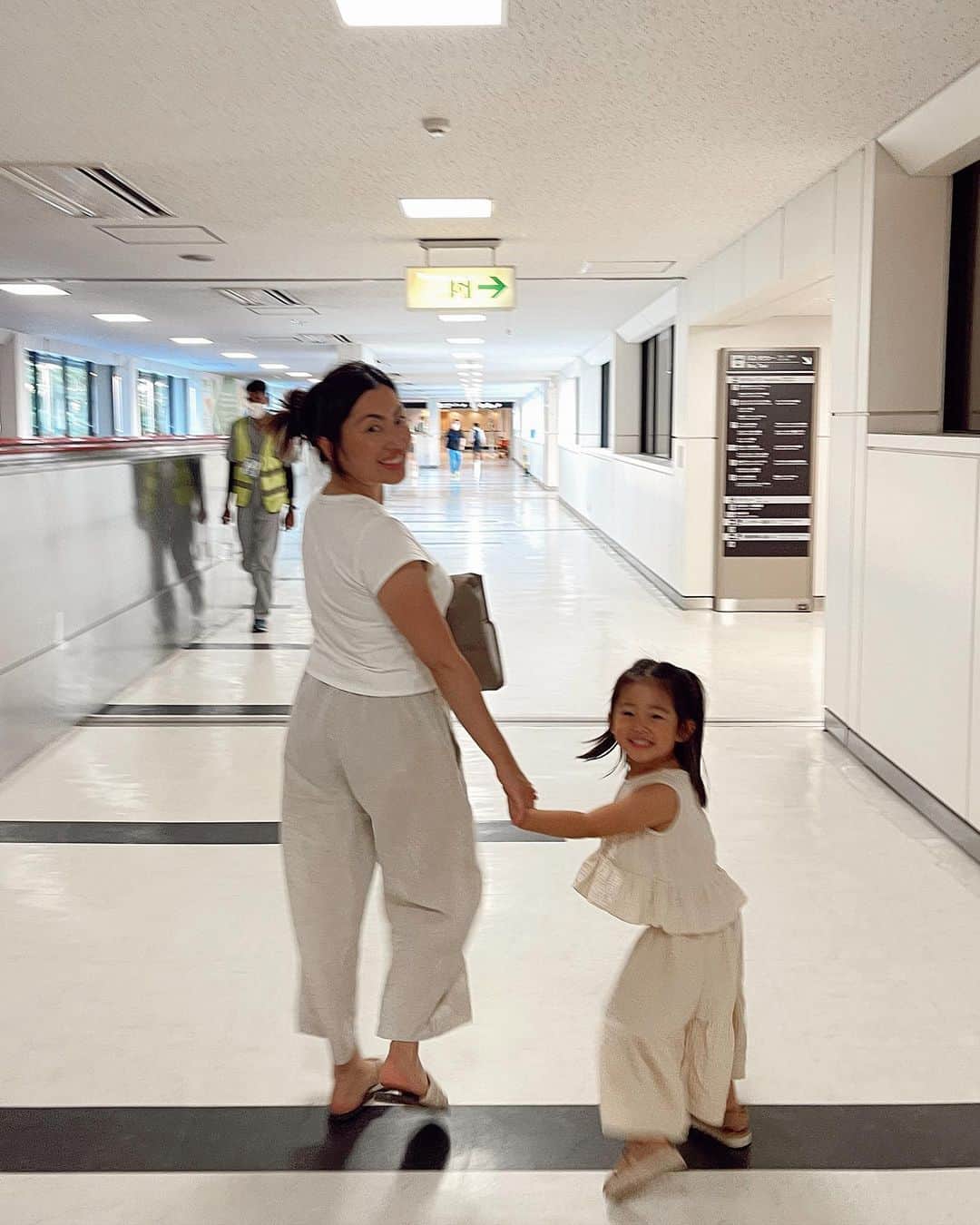 MayaTのインスタグラム：「The day we picked up someone special at the airport😉   I have so much new hair coming out now, I guess I lost a lot of hair from pregnancy…」