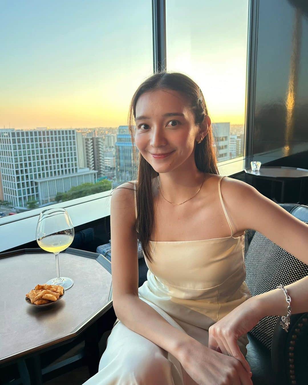 のインスタグラム：「💛  ロマンチックな眺めに癒されながら…😌🌇  #onishiyuriko」