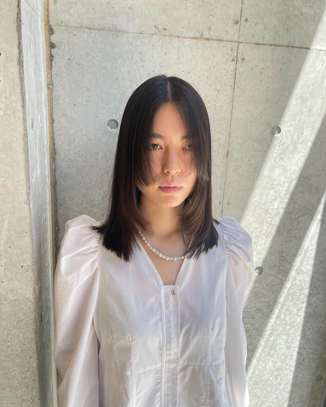 のインスタグラム：「顔まわりcut✂︎  #フェイスレイヤー #顔まわりレイヤー #顔まわりカット #外国人風ヘアー #外国人風カラー #長め前髪 #ステップカット」
