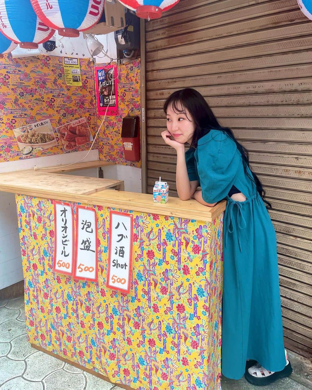 NOHANAのインスタグラム：「・ 全部呑めません🥹🍻🐍  ヨーゴおいしい🧃 (沖縄行くと必ず飲んでる) ・ #沖縄 #沖縄旅行 #沖縄観光 #国際通り #夏 #okinawa #okinawatrip #okinawa_love」