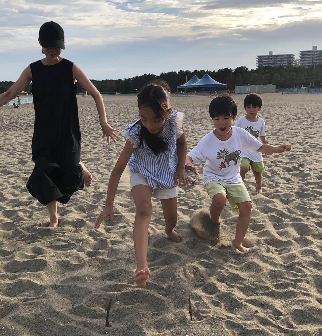 鷲尾春果さんのインスタグラム写真 - (鷲尾春果Instagram)「夏休みが始まって早10日！ 暑すぎる毎日ですが、試行錯誤しながら楽しんでいます☀️ とにかくたくさん食べる子供達。 日々3食を考えるのがなかなか大変なのですが😂、良く食べ、良く寝て、この暑さを乗り切ります💪🏻💪🏻 #夏休み #ビーチフラッグ #虫とり#セミ #3きょうだい#👧🏻👦🏻👦🏻 #育児#子育て#ママ」7月31日 1時41分 - harukawashio