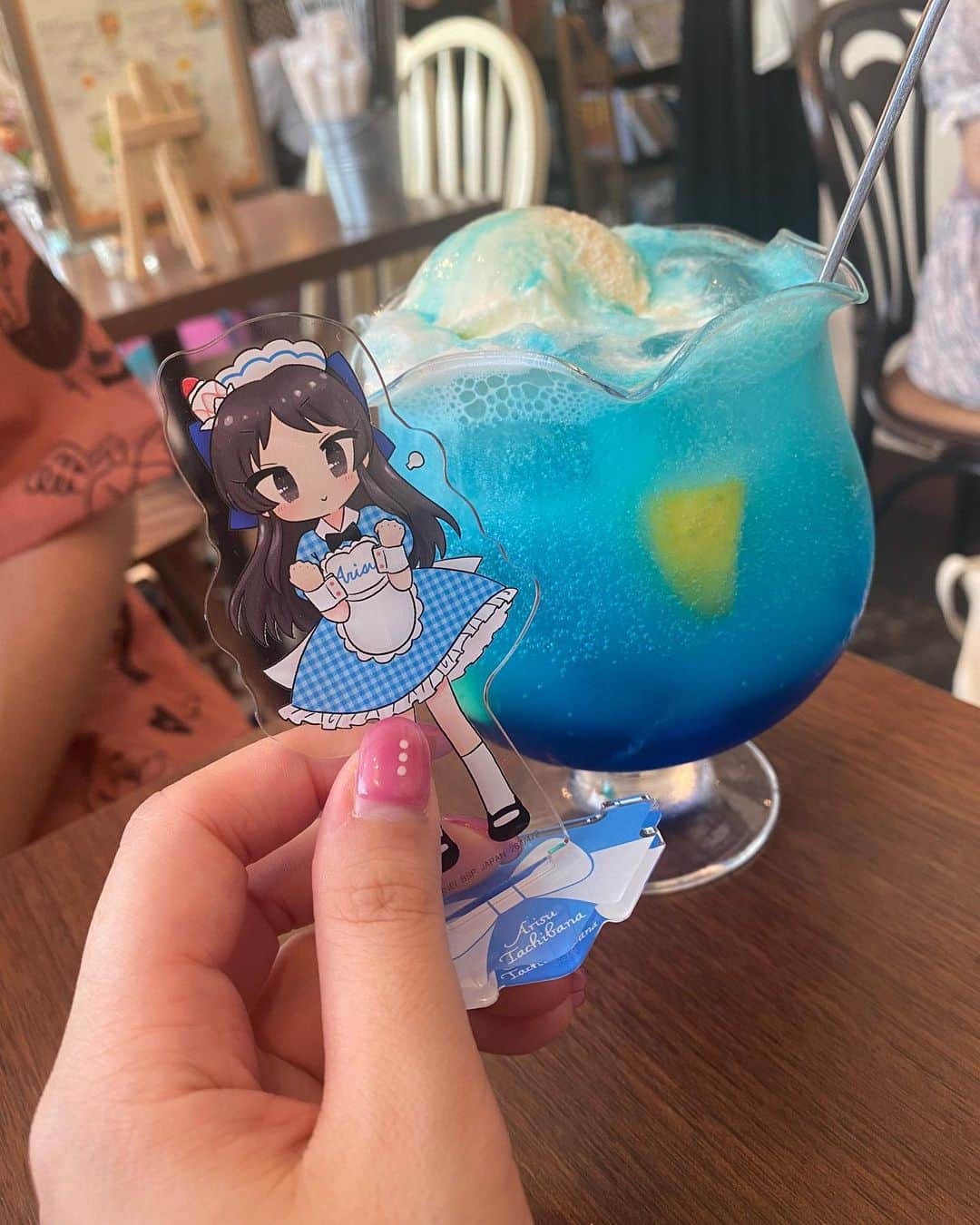 佐藤亜美菜のインスタグラム：「. これしかないな〜と思い 金魚鉢のｸﾘｰﾑｿｰﾀﾞでお祝い🩵  金魚のｾﾞﾘｰが泳いでるんだよ〜 ﾏｽｶﾙﾎﾟｰﾈｱｲｽｸﾘｰﾑに 中にはﾌﾙｰﾂや白玉まで…！ ｼﾛｯﾌﾟ全部いれたら 結構あまかったので 量を調節して飲むとなお◎  こころの中でおめでとうって 思ってくれているあなたに SNSで毎年発信してくれているあなたに わたしからもいっぱいのありがとうを！  ありすちゃん、 お誕生日おめでとう🎂 ことしは一緒にライブがんばろうね❣️  #imas_cg #museonyou」