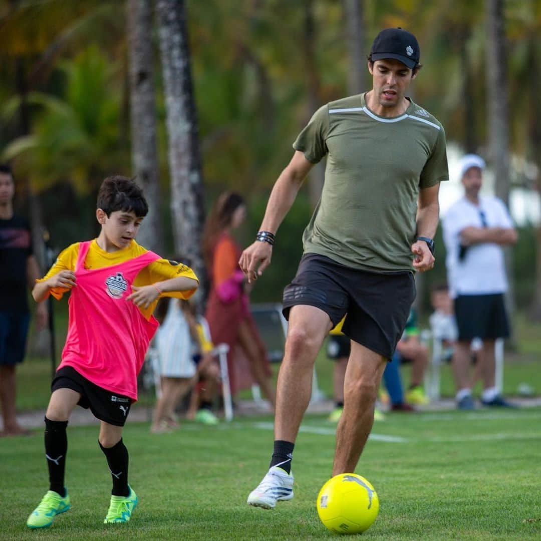 カカさんのインスタグラム写真 - (カカInstagram)「Família, futebol e amigos @caiobasoccercamp ⚽️❤️」7月31日 1時46分 - kaka