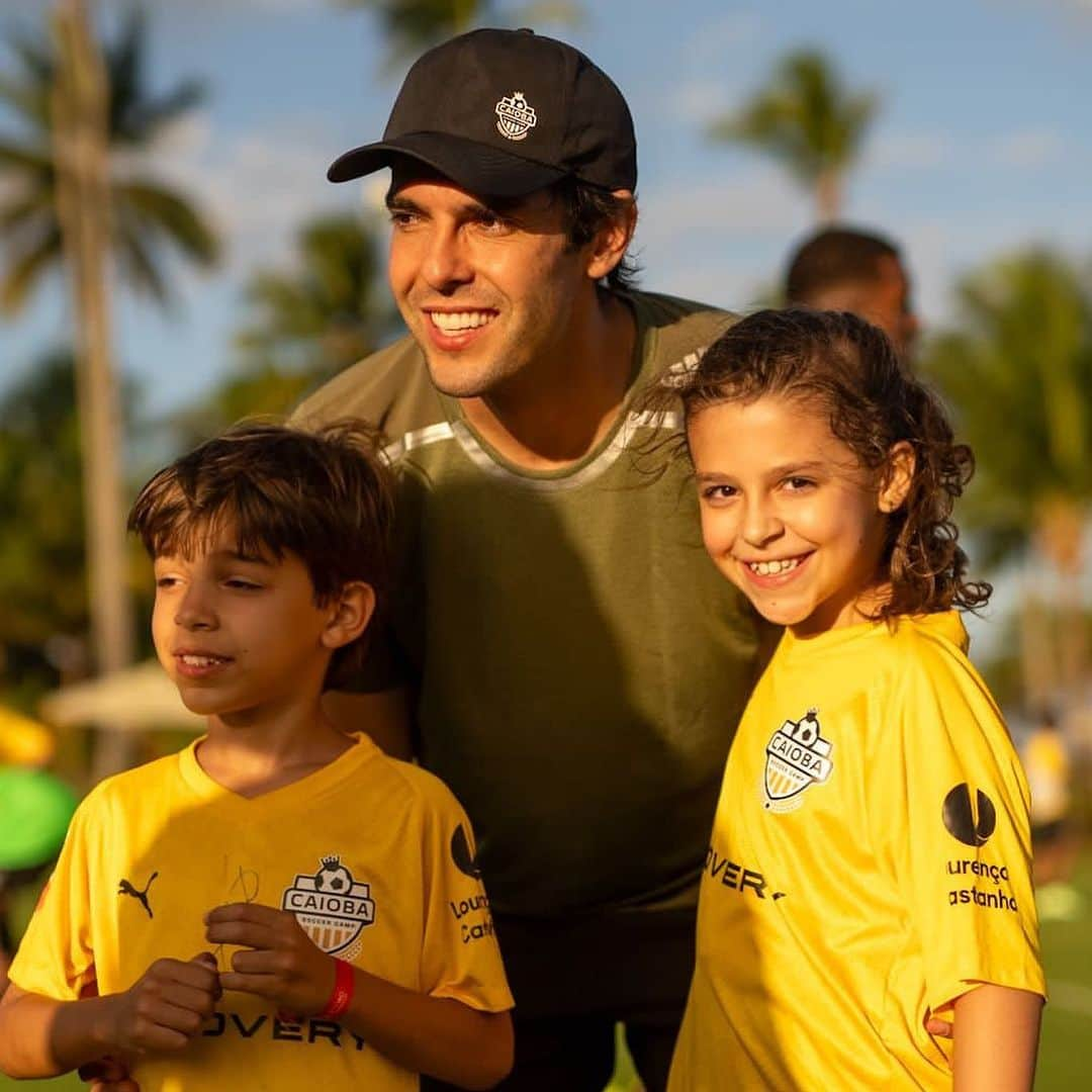 カカさんのインスタグラム写真 - (カカInstagram)「Família, futebol e amigos @caiobasoccercamp ⚽️❤️」7月31日 1時46分 - kaka