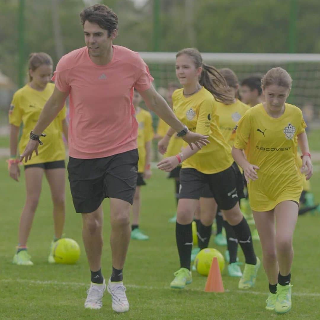 カカさんのインスタグラム写真 - (カカInstagram)「Família, futebol e amigos @caiobasoccercamp ⚽️❤️」7月31日 1時46分 - kaka