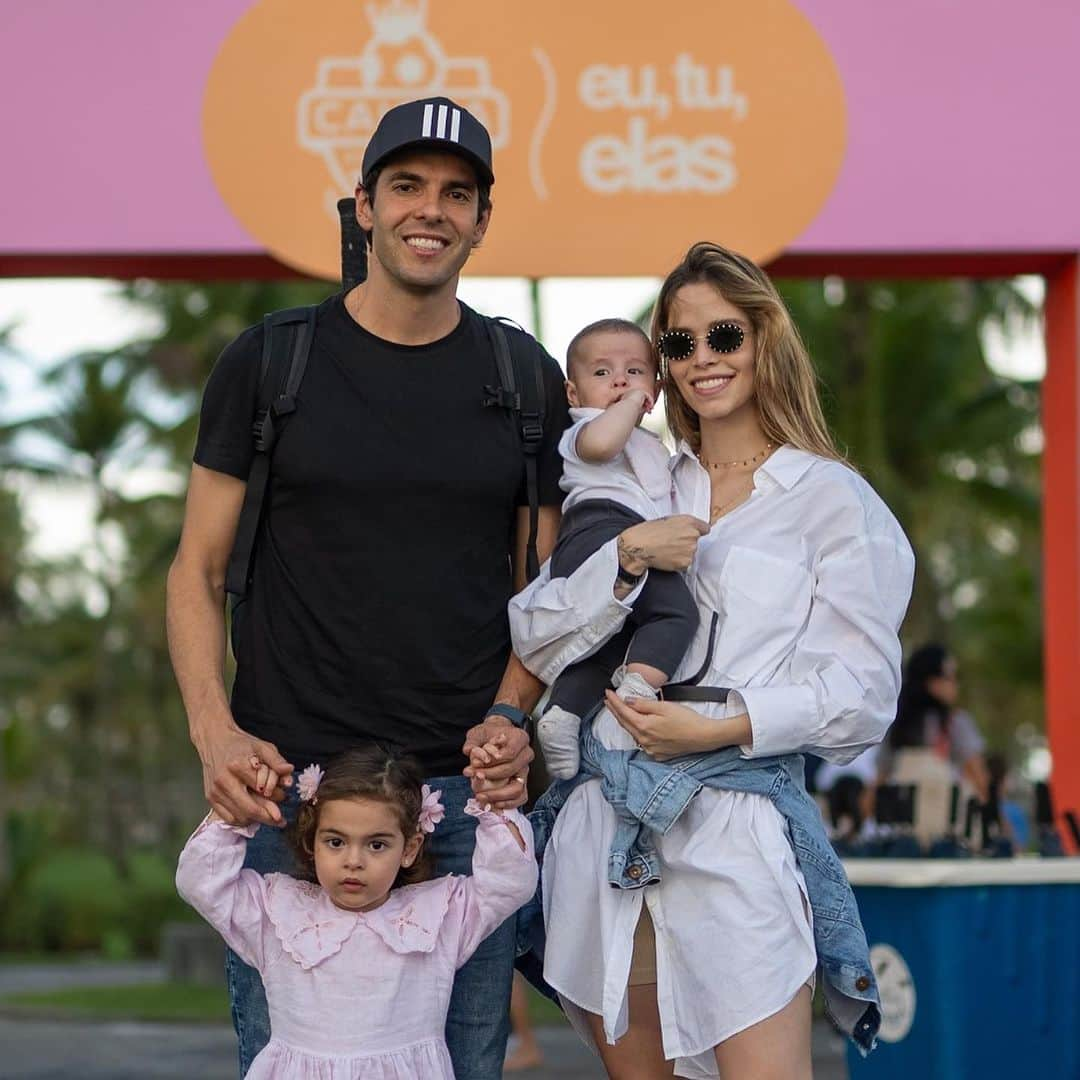 カカのインスタグラム：「Família, futebol e amigos @caiobasoccercamp ⚽️❤️」