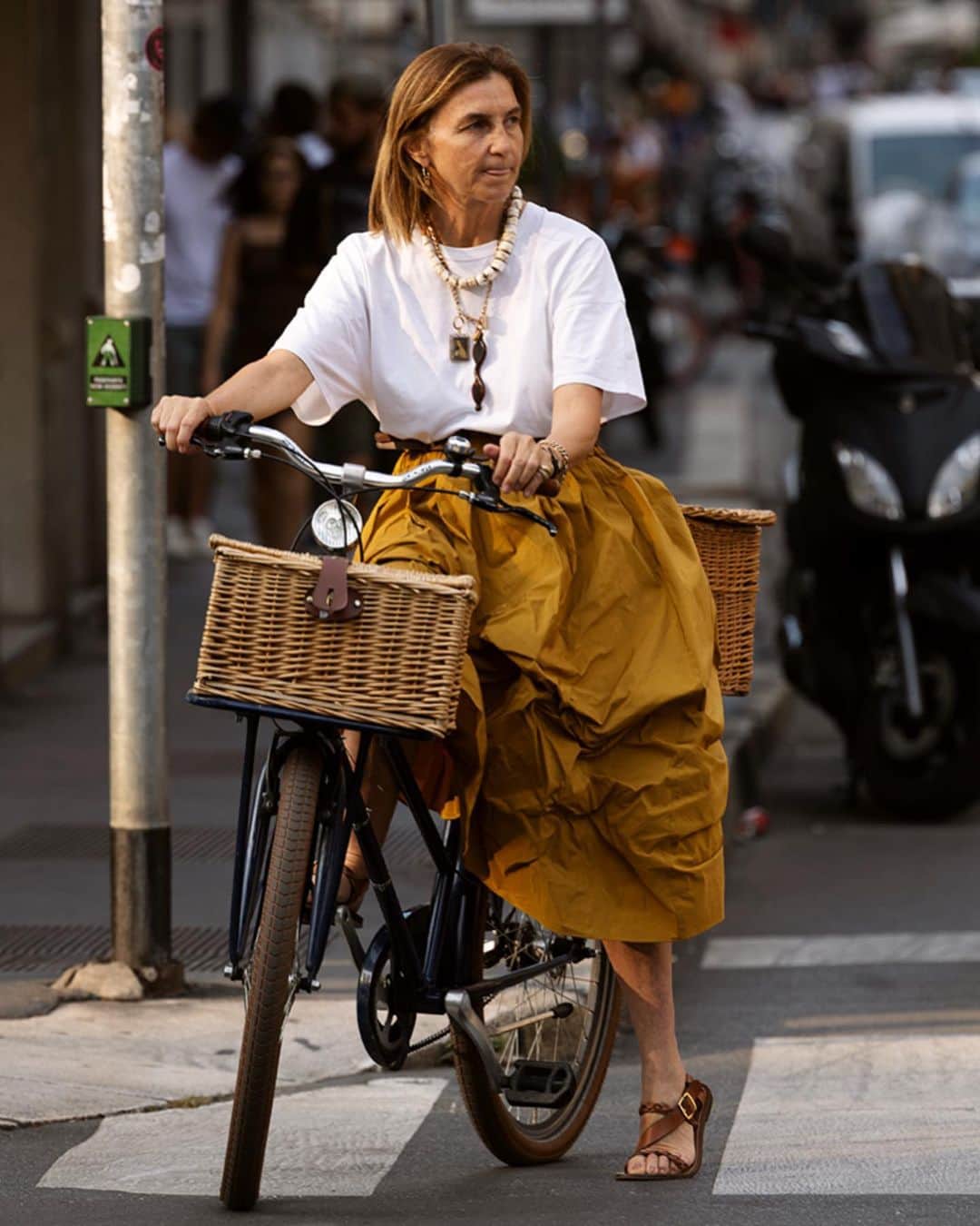 スコット・シューマンのインスタグラム：「Another set of elegant sciure on bikes and a future sciura thrown in for good measure! Milan (of course!) (ps I really love the look on the women on the first slide)」