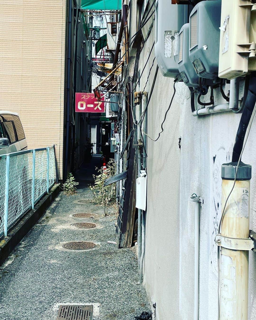 川本睦子さんのインスタグラム写真 - (川本睦子Instagram)「ファンタスティック路地。 どこの町にいっても、めざとく見つける路地。 岡山の路地は本当に魅力的で、どの路地も吸い込まれそう。  路地スティック岡山  #路地が好き #路地」7月31日 2時11分 - muzco