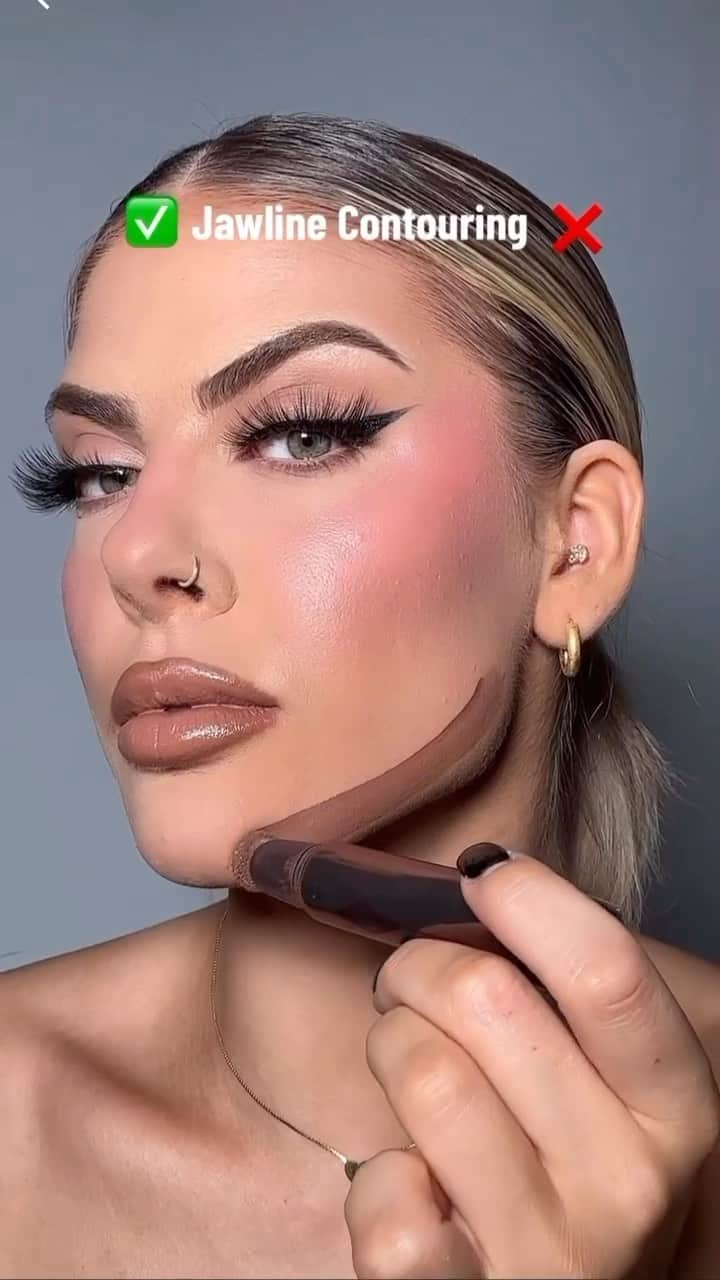 Makegirlzのインスタグラム：「الطريقة الصحيحة لتحديد وإبراز الفك ✅  How to contour your jawline properly ✅  Credits : @monika_mua 💕  ‏‎#بوتيكات #Boutiqaat #الكويت #السعودية #الامارات #عمان #البحرين #قطر #العراق#hack #makeuphack #makeup #contour #blusher  ‏‎‏#makeupforever #maccosmetics  #mac #benefit  #benefitcosmetics」