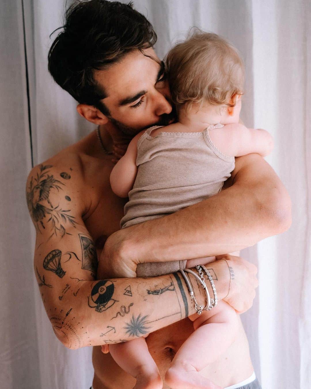 NICOLAS SIMOESのインスタグラム：「You’ll always be safe here, always, we promise 🤍🥺」
