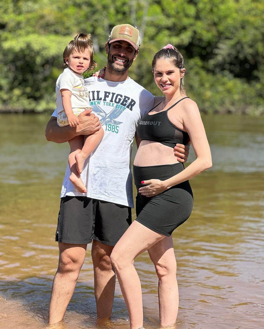 バーバラ・エバンスのインスタグラム：「Um dia incrível aqui na Fazenda!! Ayla curtindo MUITO! Álvaro e Antônio no forninho.  Vovó e vovô só aproveitando.  #maedemenina #maedegemeos」