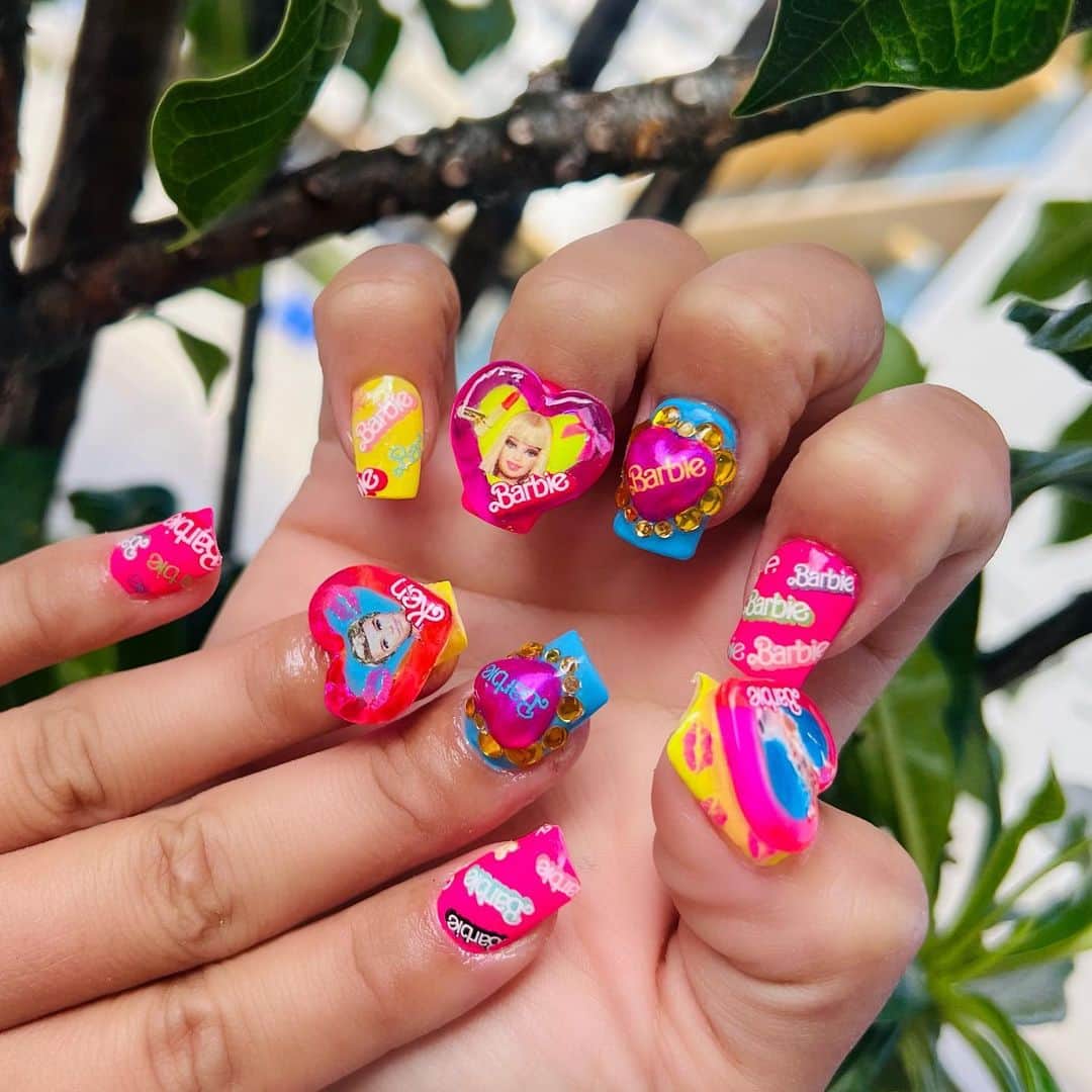 Britney TOKYOのインスタグラム：「I’m working at nail salon in Barbie town👱🏻‍♀️💅🏻💕🏘️ I haven't done any designs other than Barbie🎀 this week😂   Use💅🏻 @pregelusa L461, L453, L457  #nailart #barbie #barbienails #britneytokyo」