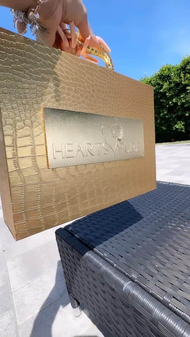 ブラック・チャイナのインスタグラム：「GOLDEN CROCODILE SKIN TRAVELING CASE  You can use this for multi-purpose. Makeup, Hair, Papers, Purse, Business meetings. www.HeartsPure.com @hearts.pure.brand @hearts.pure.brand @hearts.pure.brand」