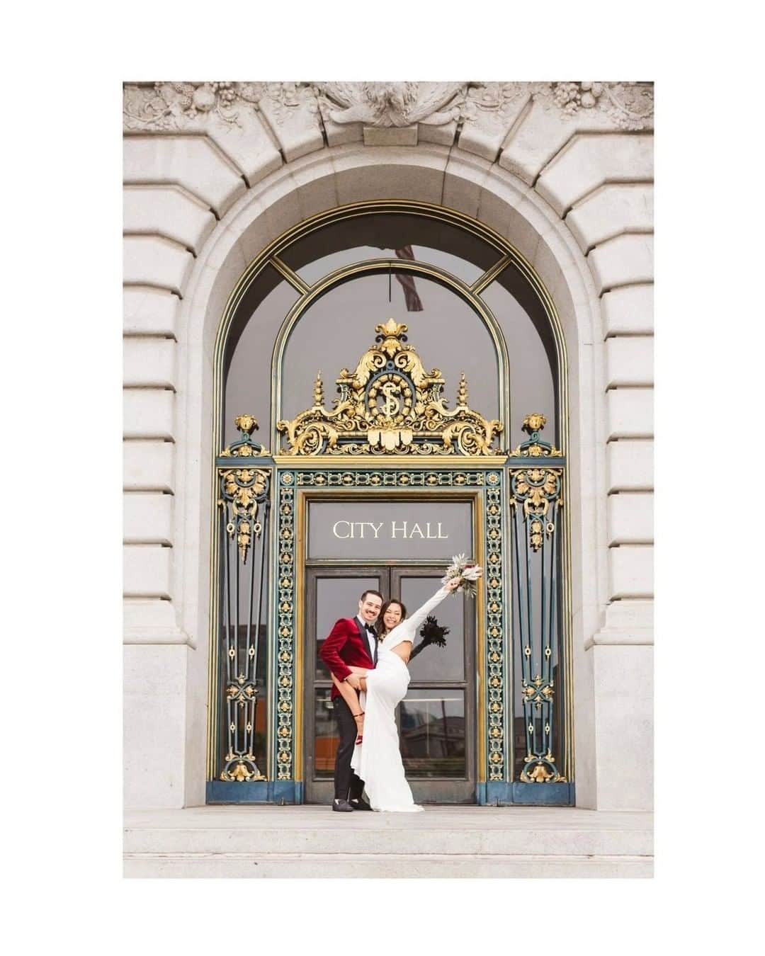 タダシショージさんのインスタグラム写真 - (タダシショージInstagram)「Taking on the world hand in hand.  @zoelarkinphoto  #californiawedding #californiaweddingdress #urbanwedding #weddingfashion #sanfranciscowedding」7月31日 2時56分 - tadashishoji