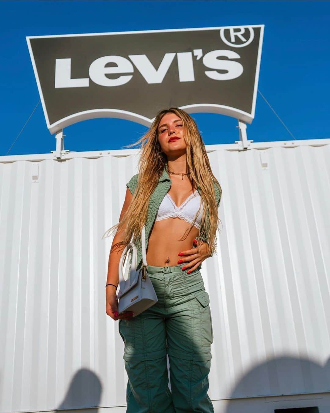 Levi’sのインスタグラム：「As Seen On: @rollingloud edition 🔥🌎✈️」