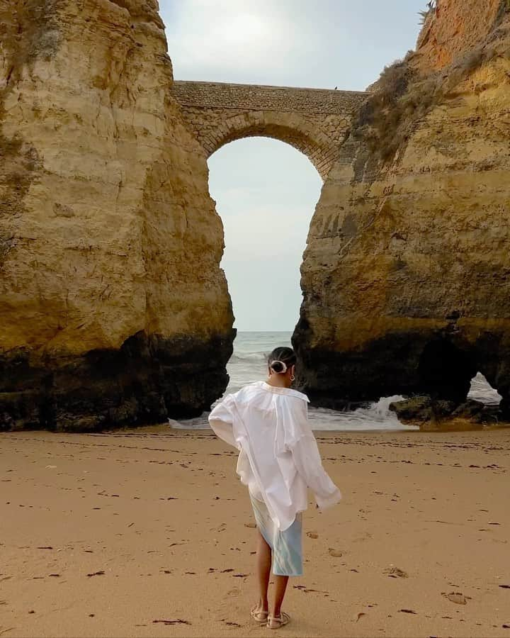 ジュリー・サリニャーナのインスタグラム：「Praia 🤍  One of the most peaceful, beautiful beaches I’ve been fortunate enough to visit. #lagos #praiadosestudantes   Drop your favorite beach around the world, would love to visit new ones!」