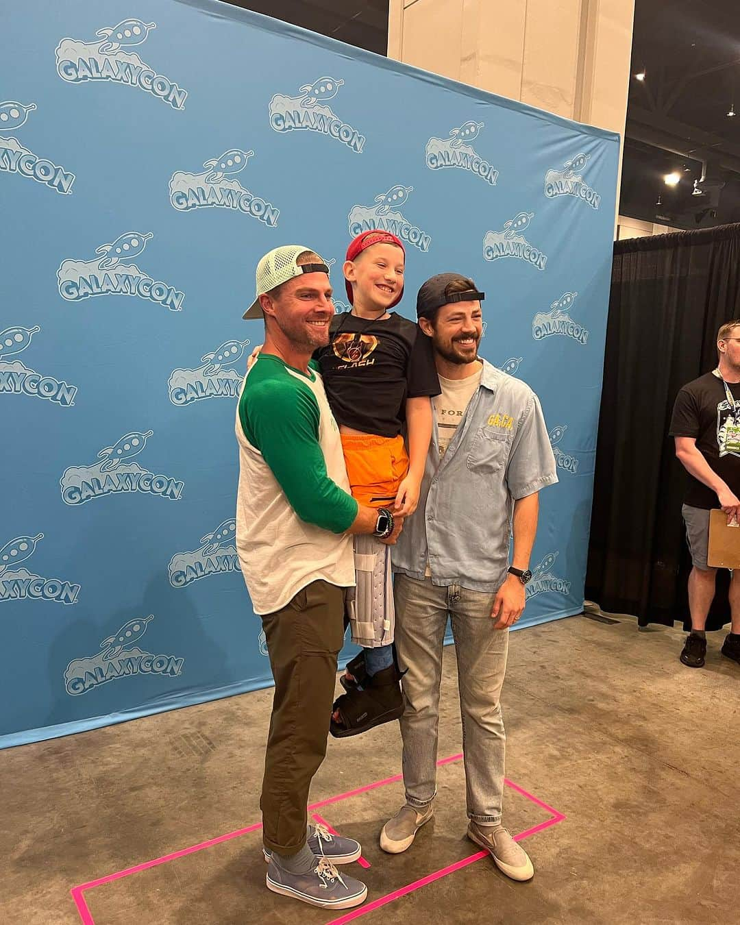 スティーヴン・アメルのインスタグラム：「Weekends like this weekend are incredibly special. Julian had surgery on this legs two days ago and still made it out to say hey to me and Grant. What a dude!!」