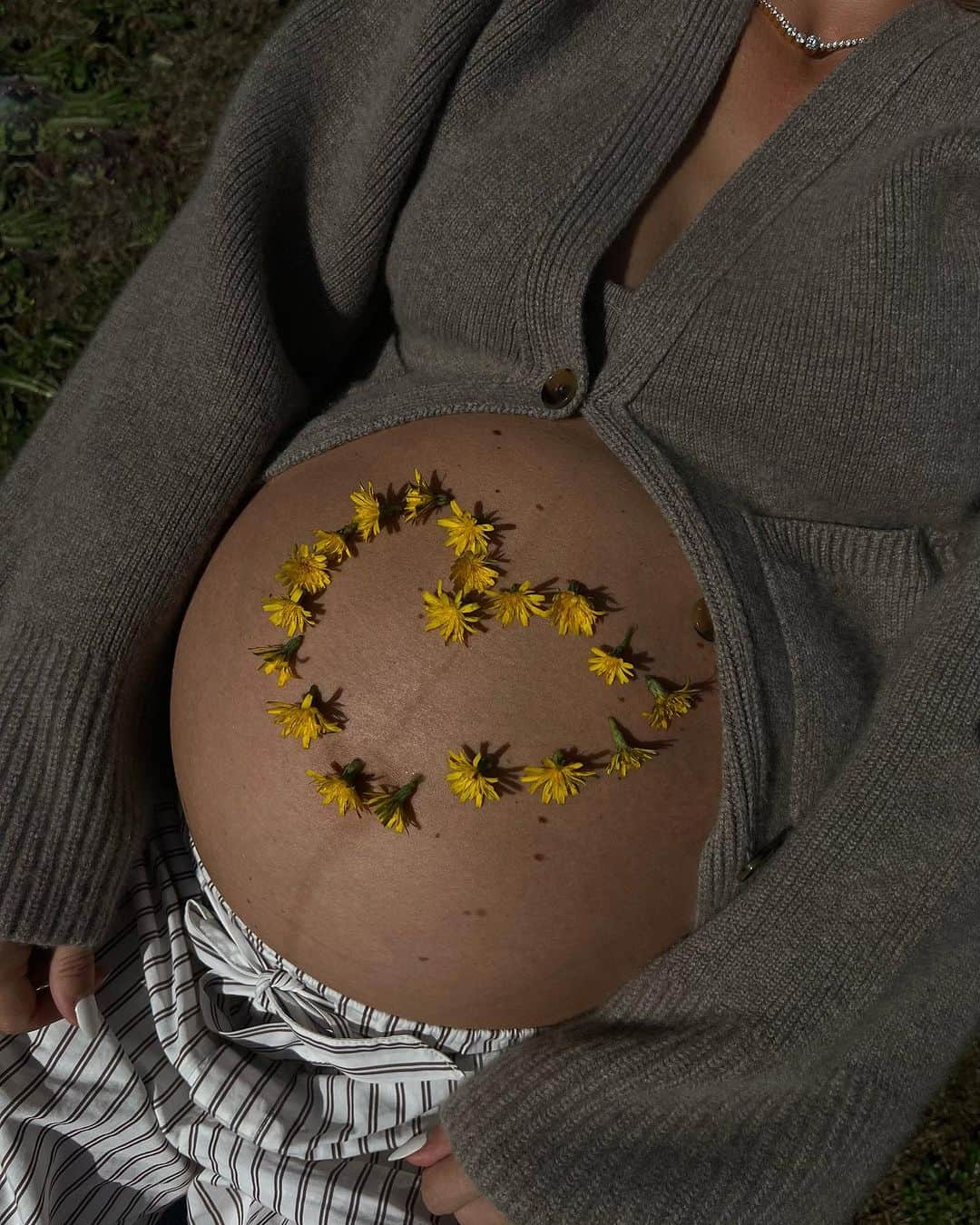 ペニーレ・タイスベックのインスタグラム：「Can’t wait to meet our little summer girl any day now🫶🌼🦁💛」