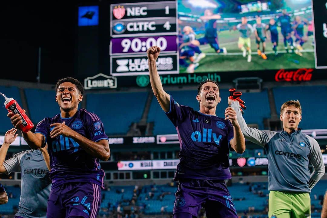 クリスティアン・フックスのインスタグラム：「Very proud of the team’s performance last night. Played with lots of character and ⚽️⚽️⚽️」