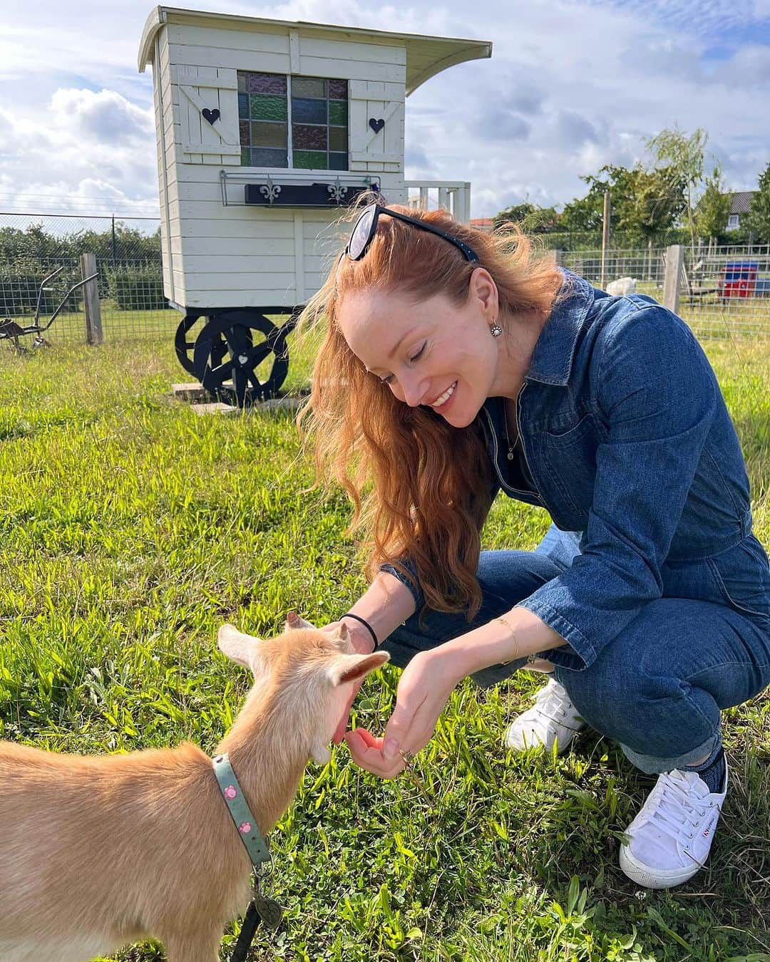 ロッテ・ヴァービークさんのインスタグラム写真 - (ロッテ・ヴァービークInstagram)「Had the most wonderful time staying at @buitengoeddegaard this weekend in the sweet south of Hollland, close to where I was raised. Adored meeting our lovely hosts Anja & Bas who have been running this fabulous property for quite some time. Befriended some cute little baby goats along the way 🥰💕」7月31日 3時30分 - lotteverbeek