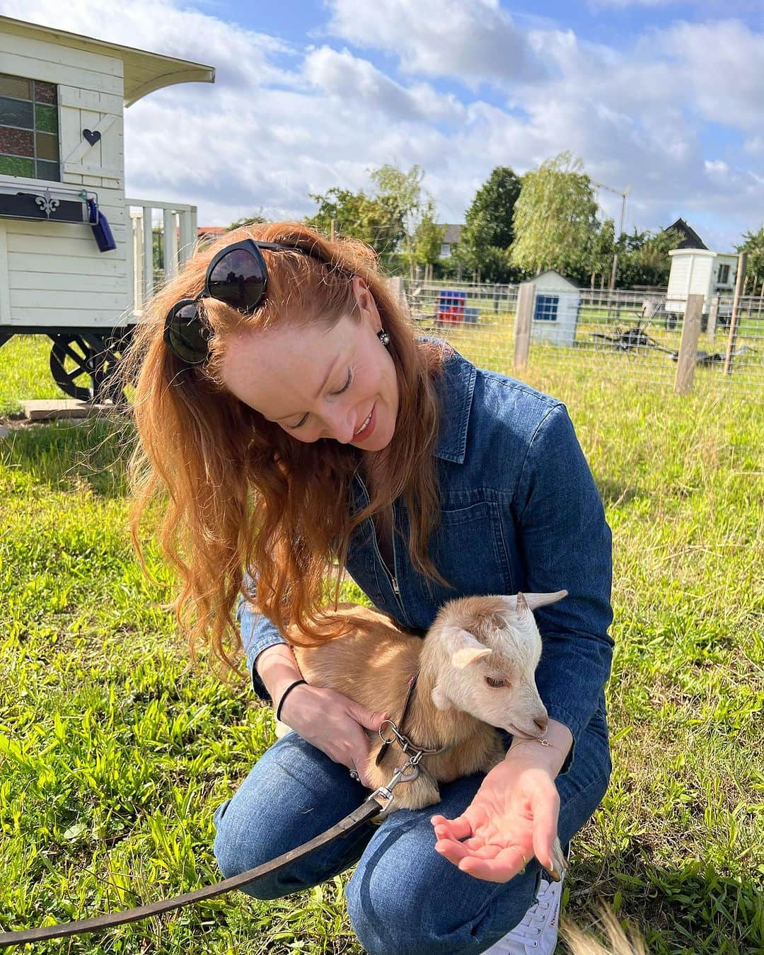 ロッテ・ヴァービークさんのインスタグラム写真 - (ロッテ・ヴァービークInstagram)「Had the most wonderful time staying at @buitengoeddegaard this weekend in the sweet south of Hollland, close to where I was raised. Adored meeting our lovely hosts Anja & Bas who have been running this fabulous property for quite some time. Befriended some cute little baby goats along the way 🥰💕」7月31日 3時30分 - lotteverbeek