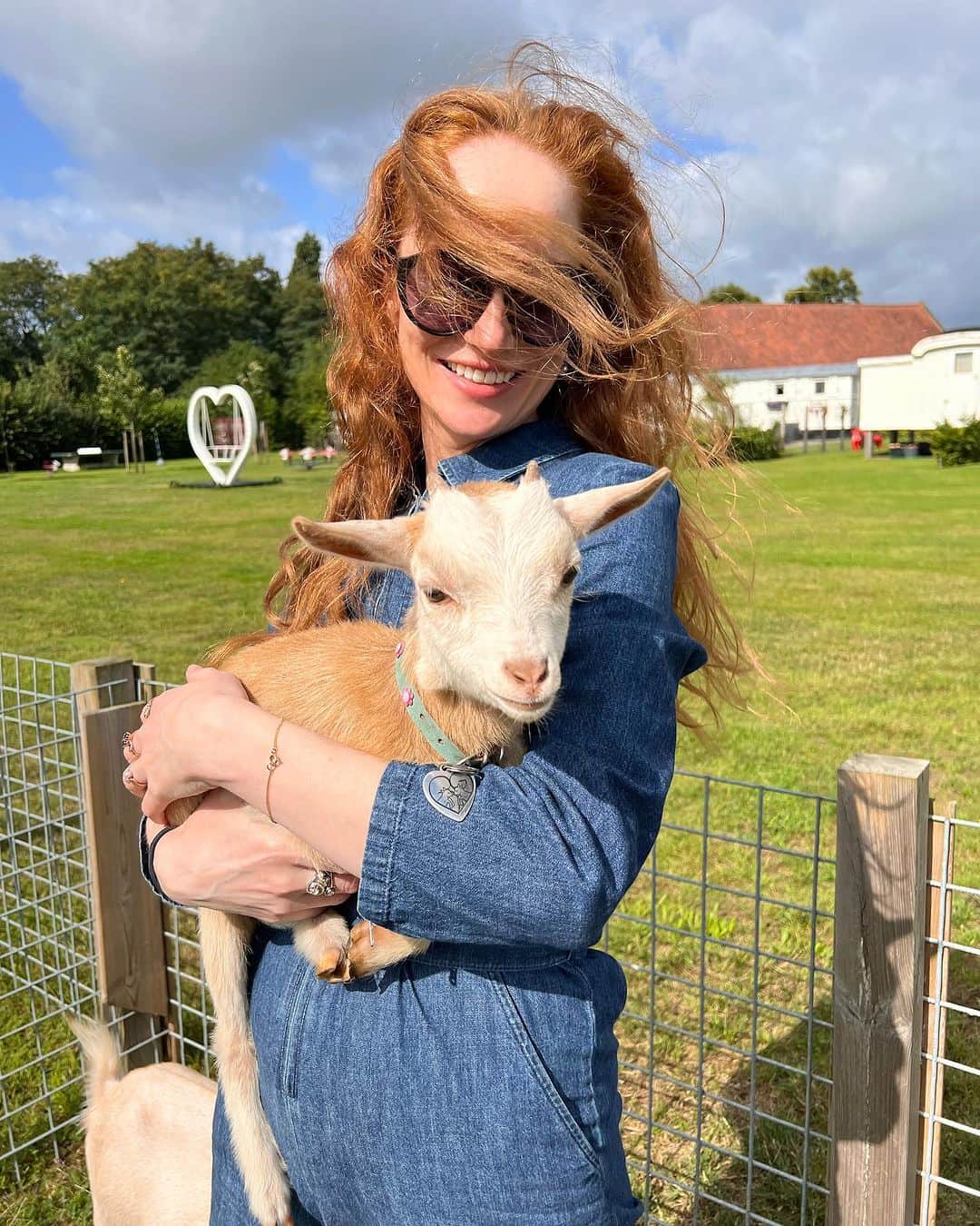 ロッテ・ヴァービークのインスタグラム：「Had the most wonderful time staying at @buitengoeddegaard this weekend in the sweet south of Hollland, close to where I was raised. Adored meeting our lovely hosts Anja & Bas who have been running this fabulous property for quite some time. Befriended some cute little baby goats along the way 🥰💕」