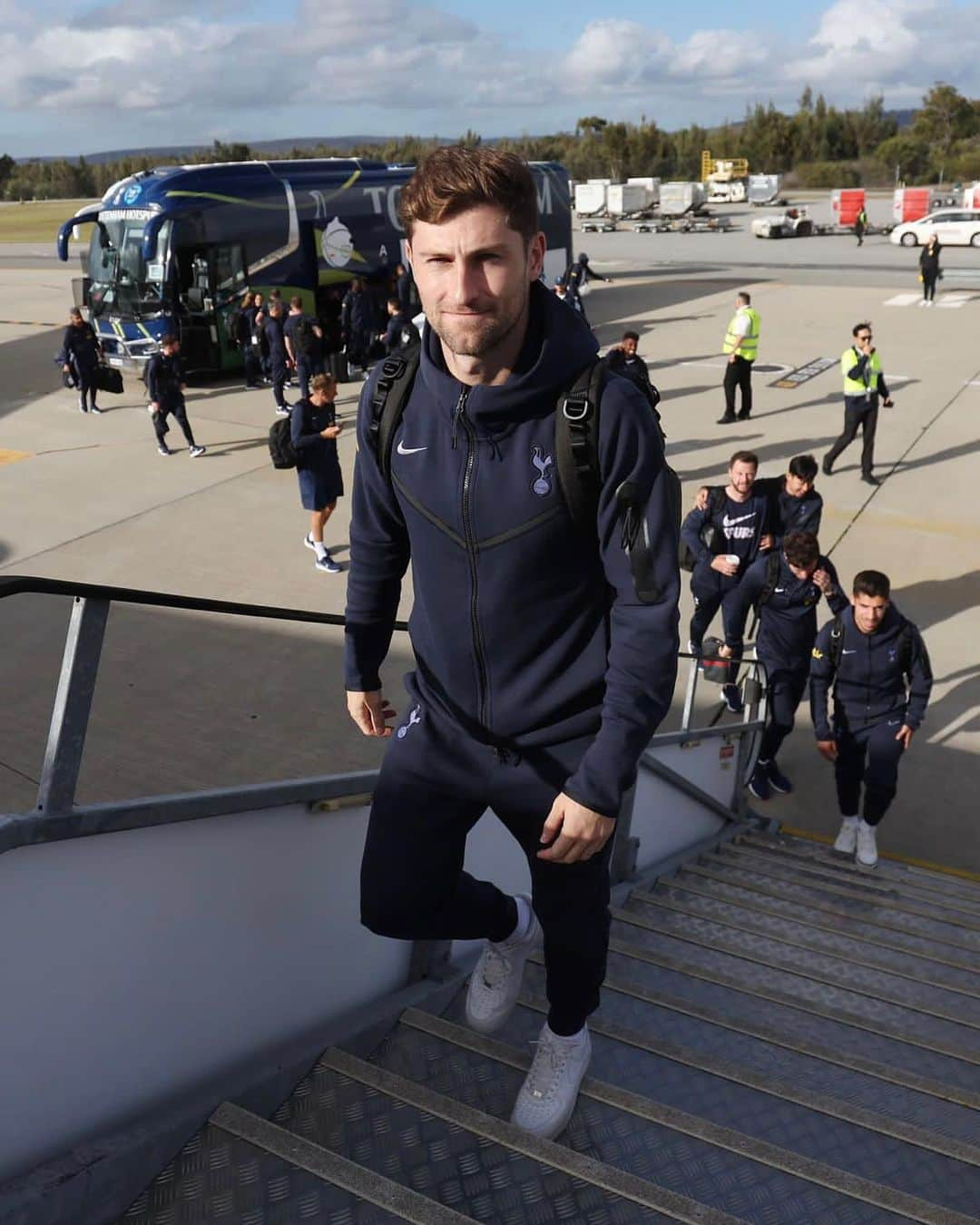 ベン・デイヴィスのインスタグラム：「Really enjoyed our pre-season trip to Australia, Thailand & Singapore! Such amazing places to visit and great to share these experiences with our passionate fans around the world 🌏  #COYS」