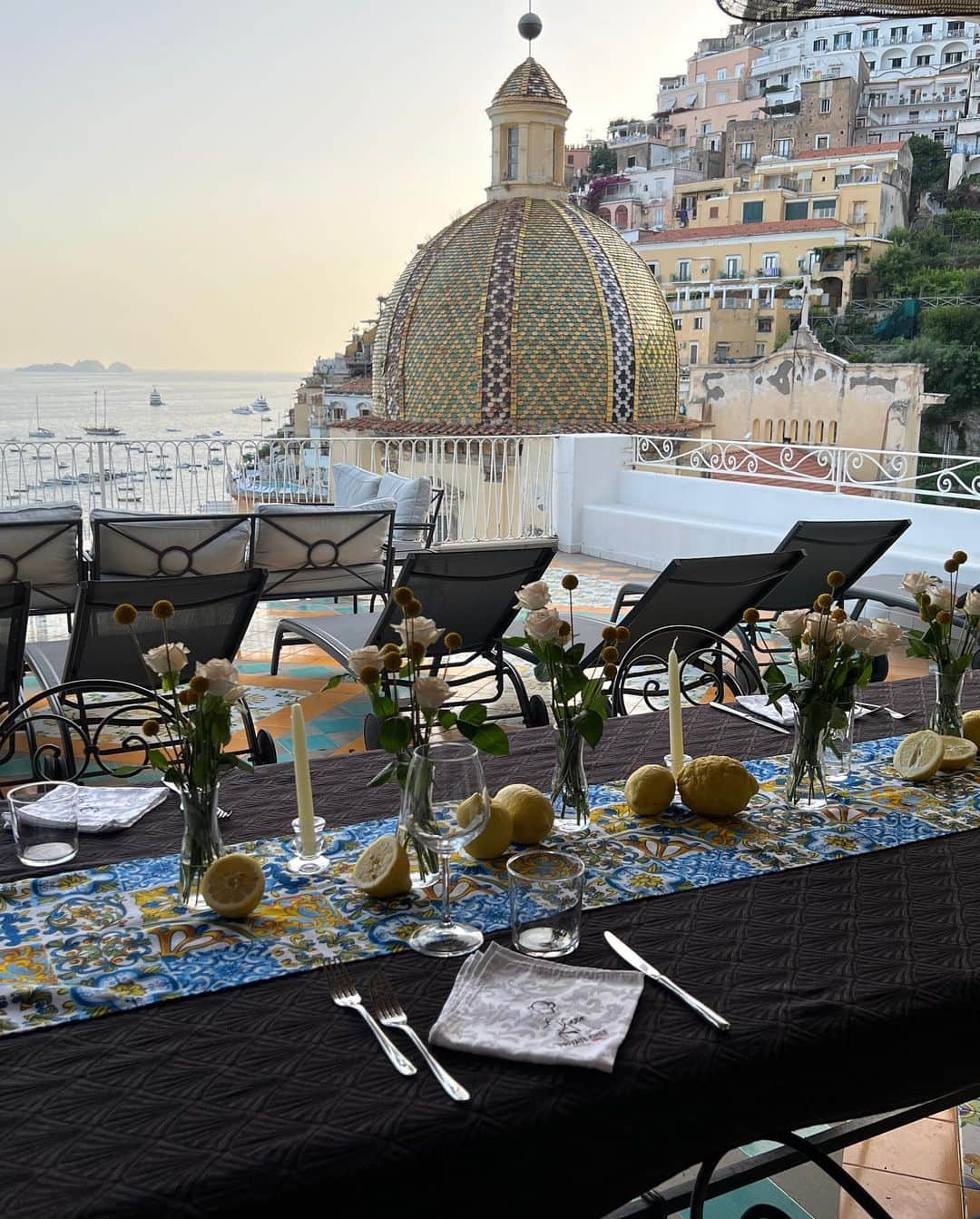 サラ・ミシェル・ゲラーさんのインスタグラム写真 - (サラ・ミシェル・ゲラーInstagram)「Dinner on our #positano balcony with my manager of 34 years @joannecolonna_official (swipe to last frame to see a pic of us at my wedding)」7月31日 3時43分 - sarahmgellar