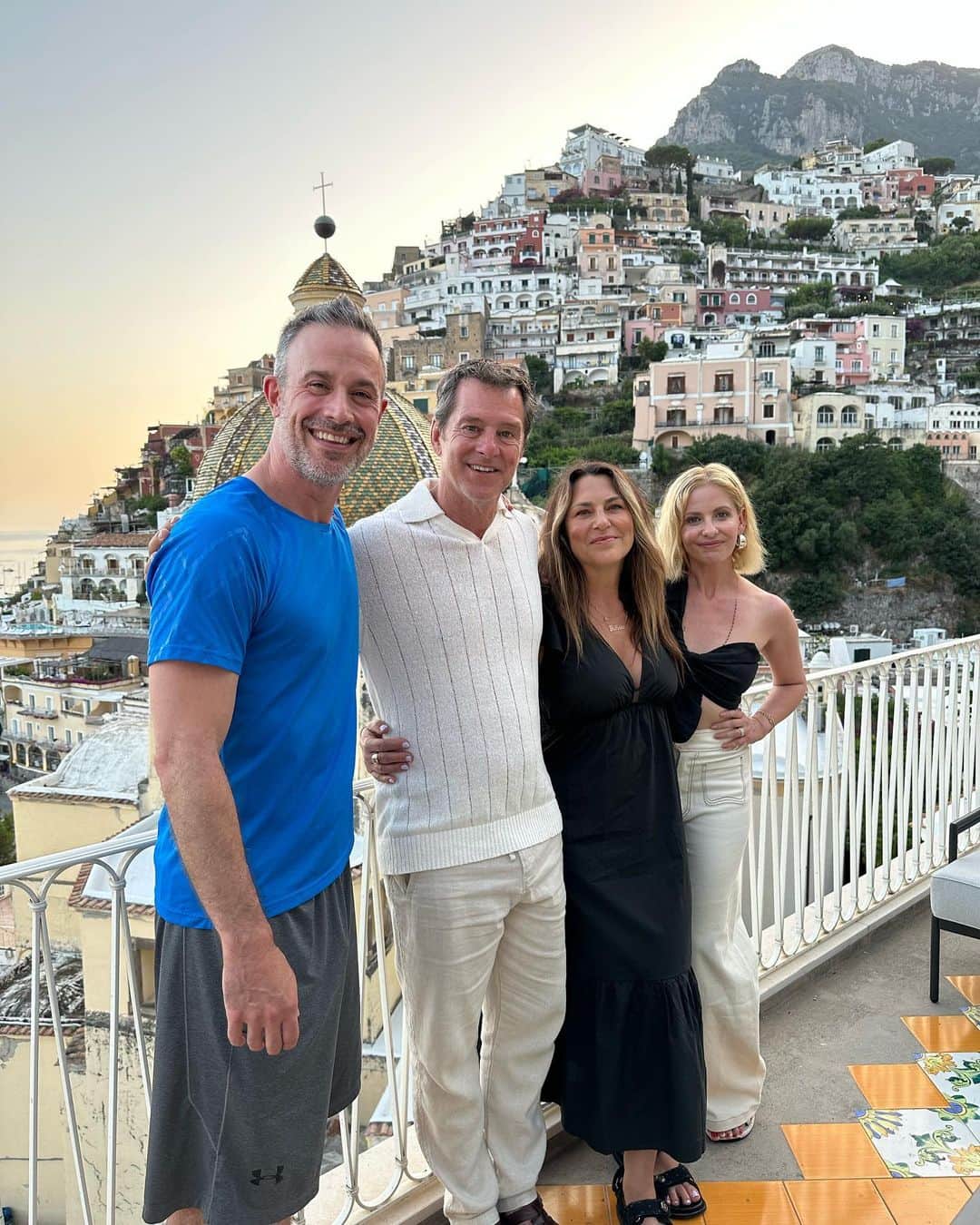 サラ・ミシェル・ゲラーのインスタグラム：「Dinner on our #positano balcony with my manager of 34 years @joannecolonna_official (swipe to last frame to see a pic of us at my wedding)」