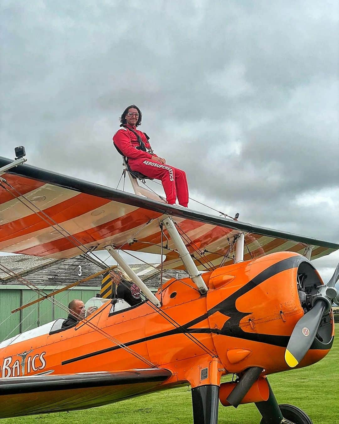 ジェームズ・フェルプスのインスタグラム：「Standing room only onboard... I was lucky enough to take part in the @dofeuk and @hopehousetygobaith charity wingwalking day. 2 amazing charities. Well done everyone else who took part. Big thank you to Anthony for such a great day...and thanks to @freddieburns for my great pics  On a side note, I can not recommend Wingwalking enough, it was so much fun! ✈️🚶‍♂️🤙😁」