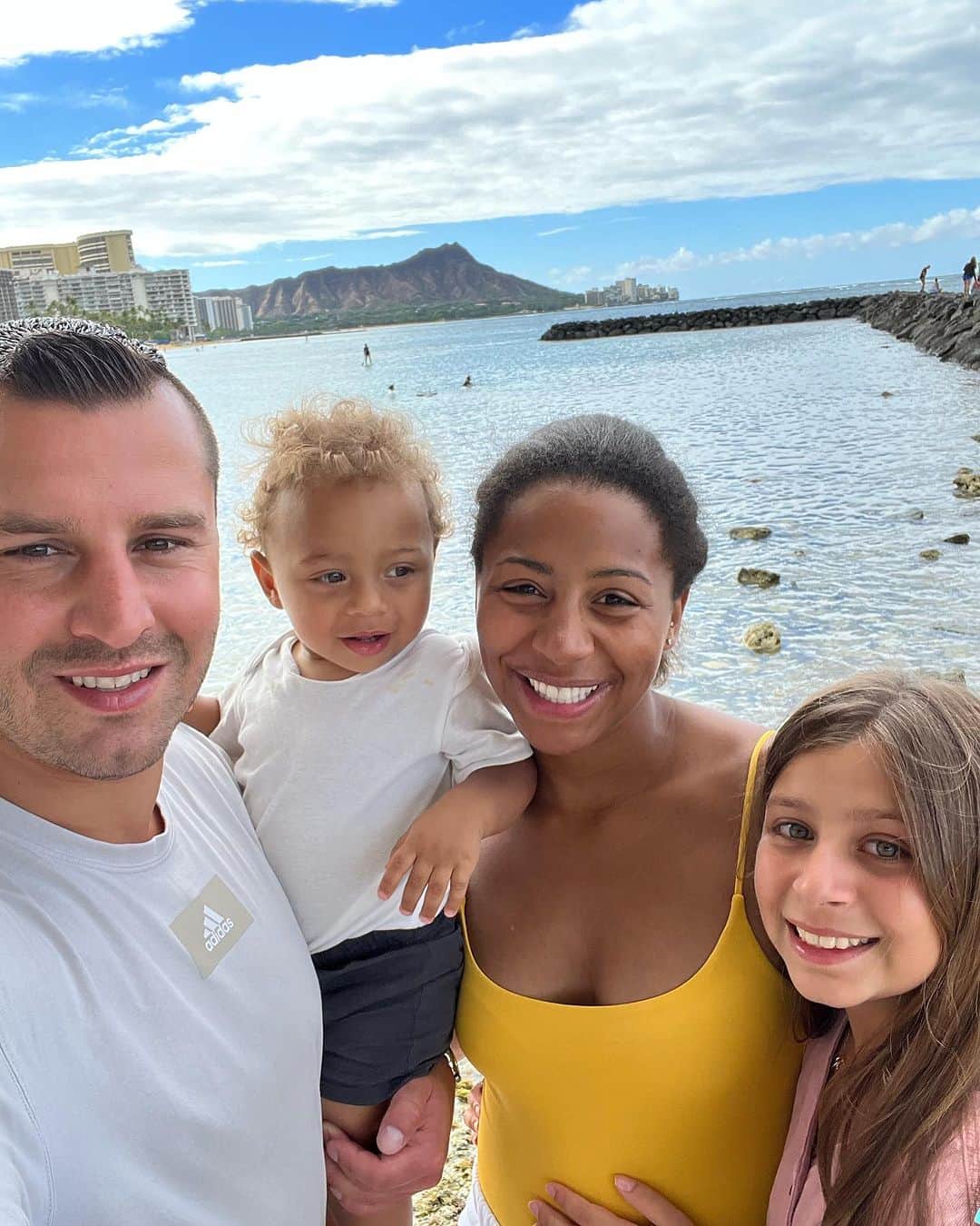 ジェニファー・アビルのインスタグラム：「A L O H A 🌺 . . #hawaii #honolulu #wakiki #family #vacation #pregnancy #pregnant  #love #beach #volcano #memories #sun」