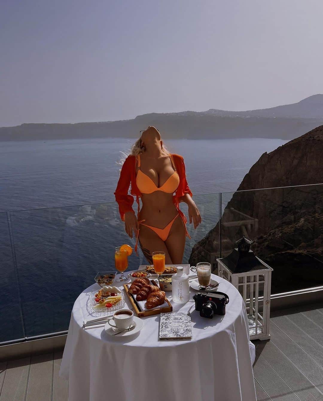 さんのインスタグラム写真 - (Instagram)「Greece holidays. First stop @astarte_suites 📸 @mavrinstudios x @a_mavrin x @iamshalyapin x @cosmos_ph  style: @irina_dreyt」7月31日 3時41分 - mavrin