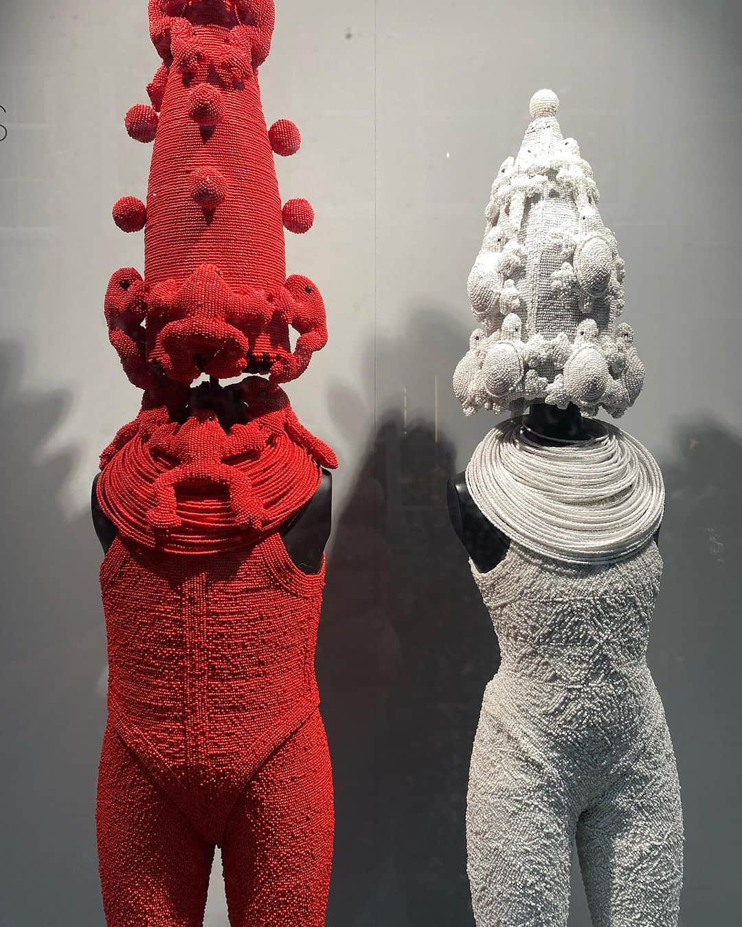 アムステルダム・タトゥー・ミュージアムのインスタグラム：「By  rien bekkers #rienbekkers #totems #beads #negenstraatjes」