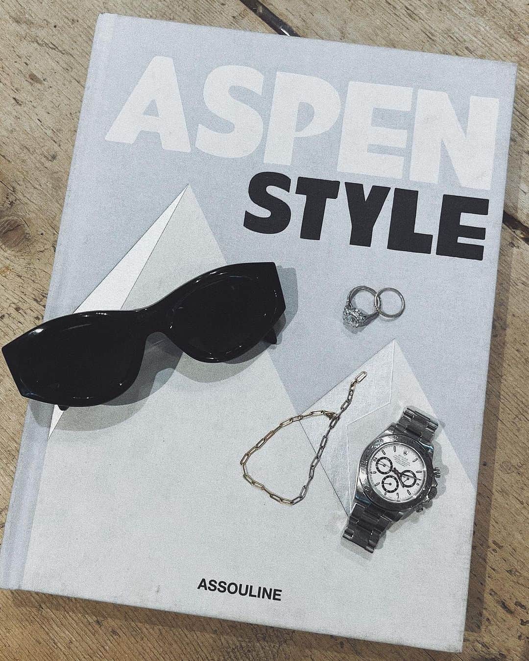 翁安芸のインスタグラム：「Aspen Style🗻🕶️🤍  #assouline #aspenstyle #prada #fivethirtypark #rolex #stylebook」