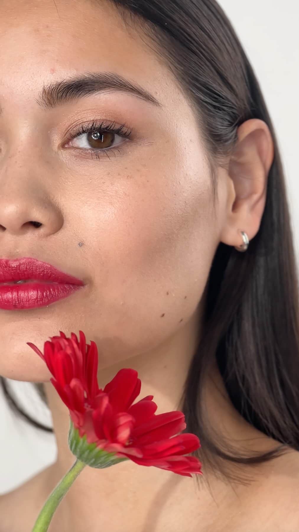 のインスタグラム：「Pop Red: +271% instant glam.  And if you think you’re “not really a red lipstick person,” yes you are. We’ve got a Pop Red shade suggestion for every Even Better foundation up on our site—check it out.  #NationalLipstickDay #lipstick」
