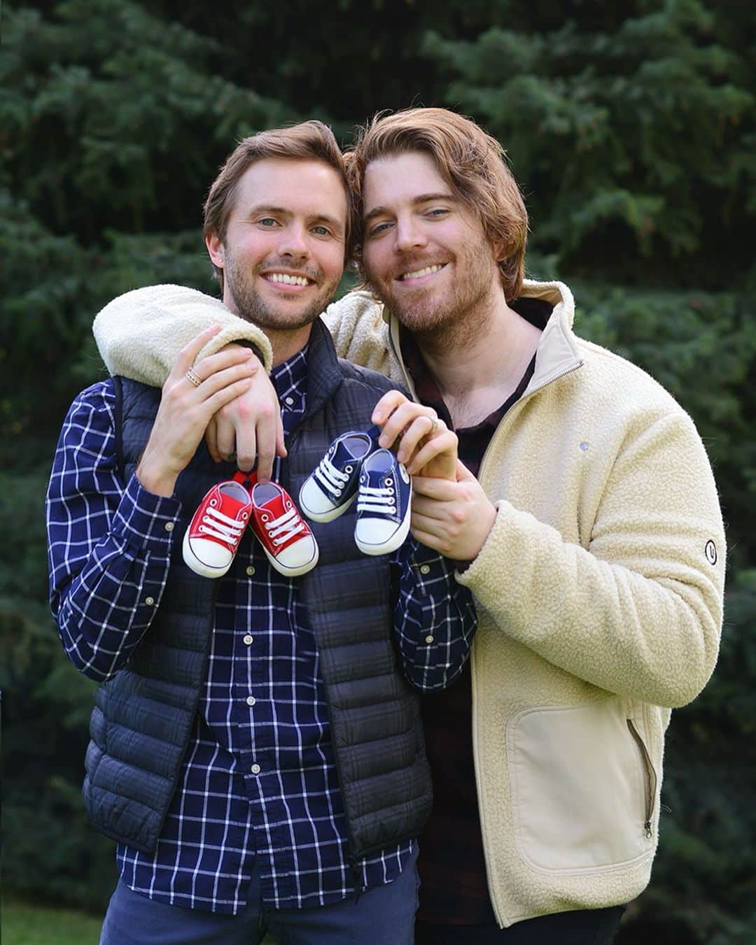 シェーン・ドーソンのインスタグラム：「Jet and Max ❤️ 1/4/24 • We took this photo as a bit for Ryland’s vlog but we actually ended up liking it. Thank you Ryland’s mom for capturing a moment of true happiness. We’re so excited to meet our boys :,) You can watch the vlog of the photoshoot if you’d like. It definitely was a fun turn of events!」