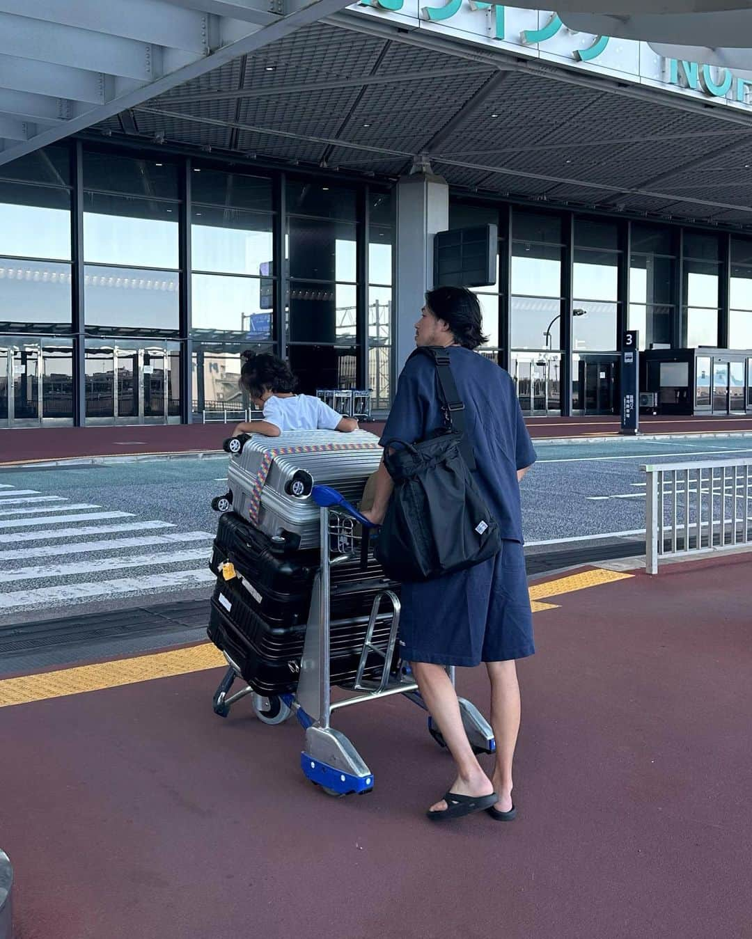 松本恵奈さんのインスタグラム写真 - (松本恵奈Instagram)「こんばんは⚪️今日から夏休みスタートなのでみんなでハワイに行ってきます🌺 お母さんやゆりなの子供達もみんなで行くのでスーツケースの数がすごい😂なかなかこんなにみんな集まって旅行する事も出来ないので大切な時間を満喫したいと思います♡ #夏休み #家族旅行 #ハワイ #行ってきます」7月31日 4時15分 - ena1123