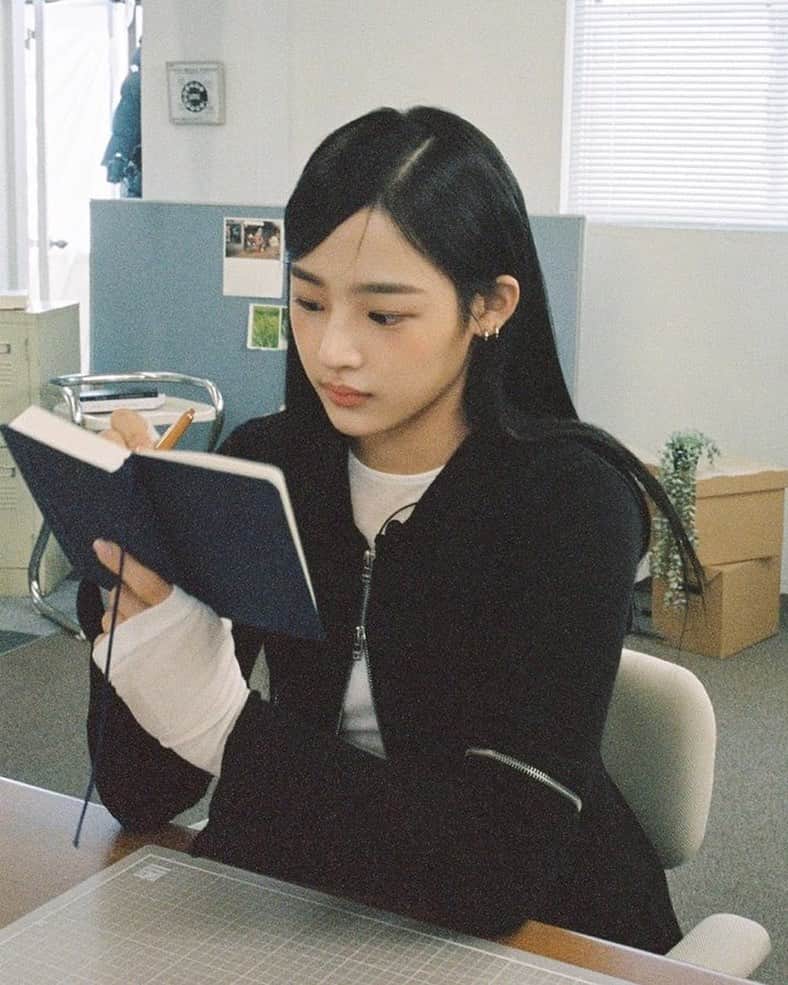 UNIFのインスタグラム：「Minji of NewJeans wearing the Nest Hoodie 🐰」