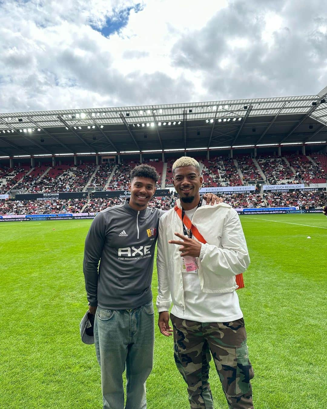 ベンジャミン・ヘンリックスさんのインスタグラム写真 - (ベンジャミン・ヘンリックスInstagram)「Heute als Zuschauer im Stadion @battleofthesocials ✌🏾😁 #39er」7月31日 4時30分 - bennyhenrichs