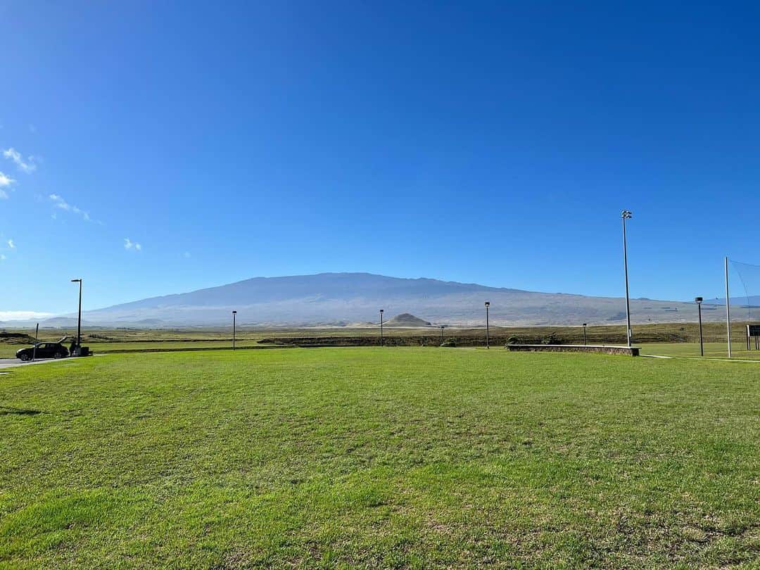 金田久美子さんのインスタグラム写真 - (金田久美子Instagram)「ハワイ島ワイメアに到着するなり虹🌈が迎えてくれました！ マウナケア山（世界の天体観測が集まっているところ）がきれいに見える大自然。 #ハワイ島カムエラ #レインボー #マウナケア #黄金の馬 #金色の馬 #ビレッジバーガーワイメア」7月31日 4時33分 - kumiko_kaneda