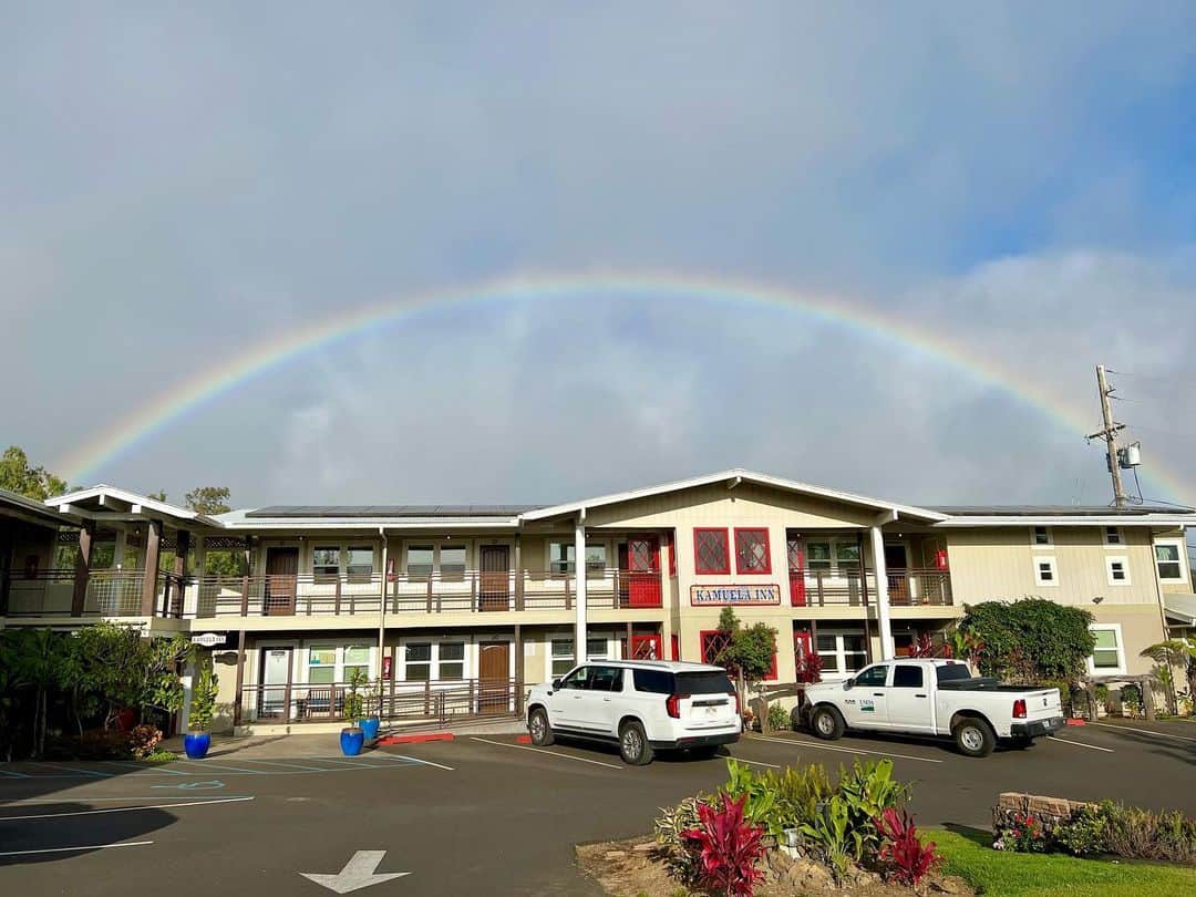 金田久美子のインスタグラム：「ハワイ島ワイメアに到着するなり虹🌈が迎えてくれました！ マウナケア山（世界の天体観測が集まっているところ）がきれいに見える大自然。 #ハワイ島カムエラ #レインボー #マウナケア #黄金の馬 #金色の馬 #ビレッジバーガーワイメア」