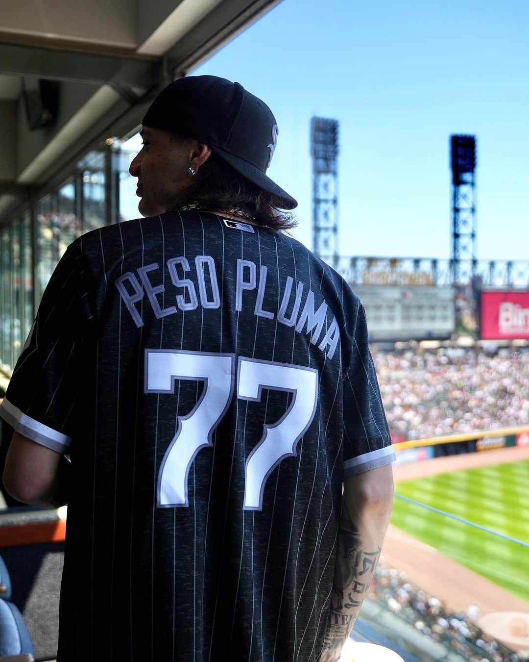 MLBさんのインスタグラム写真 - (MLBInstagram)「Peso Pluma PRESENTE, en la casa de los White Sox. 🎤 🇲🇽」7月31日 4時40分 - mlb